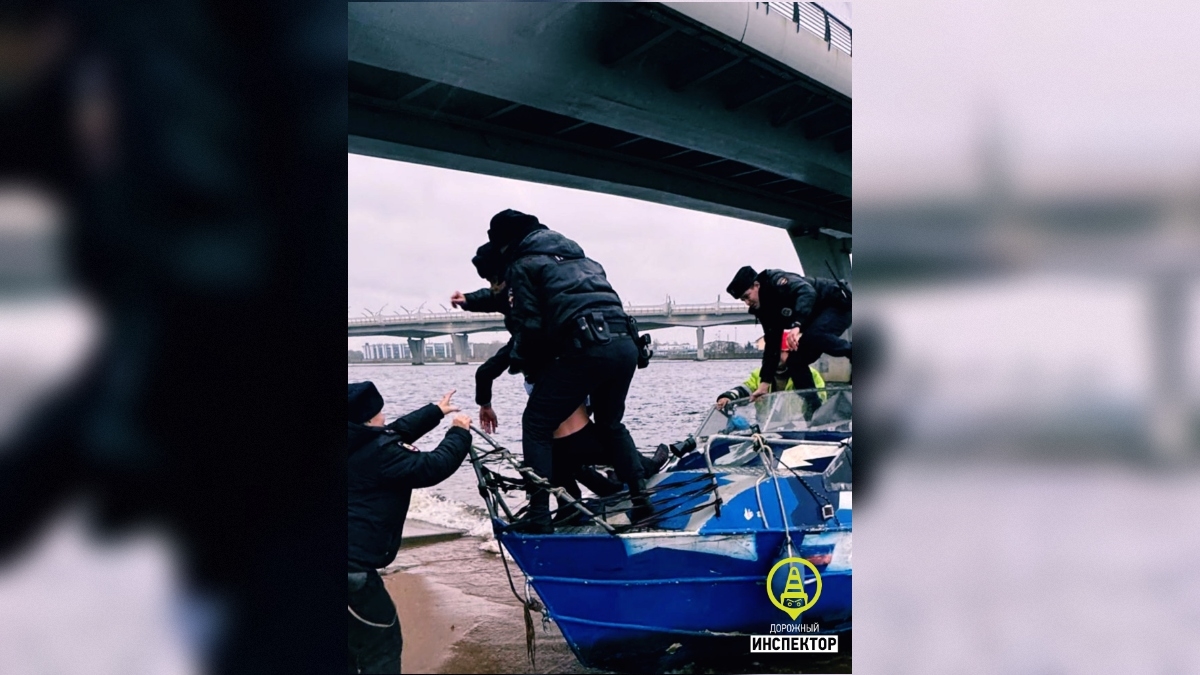 На севере Петербурга полицейские спасли школьника, упавшего с моста в холодную воду