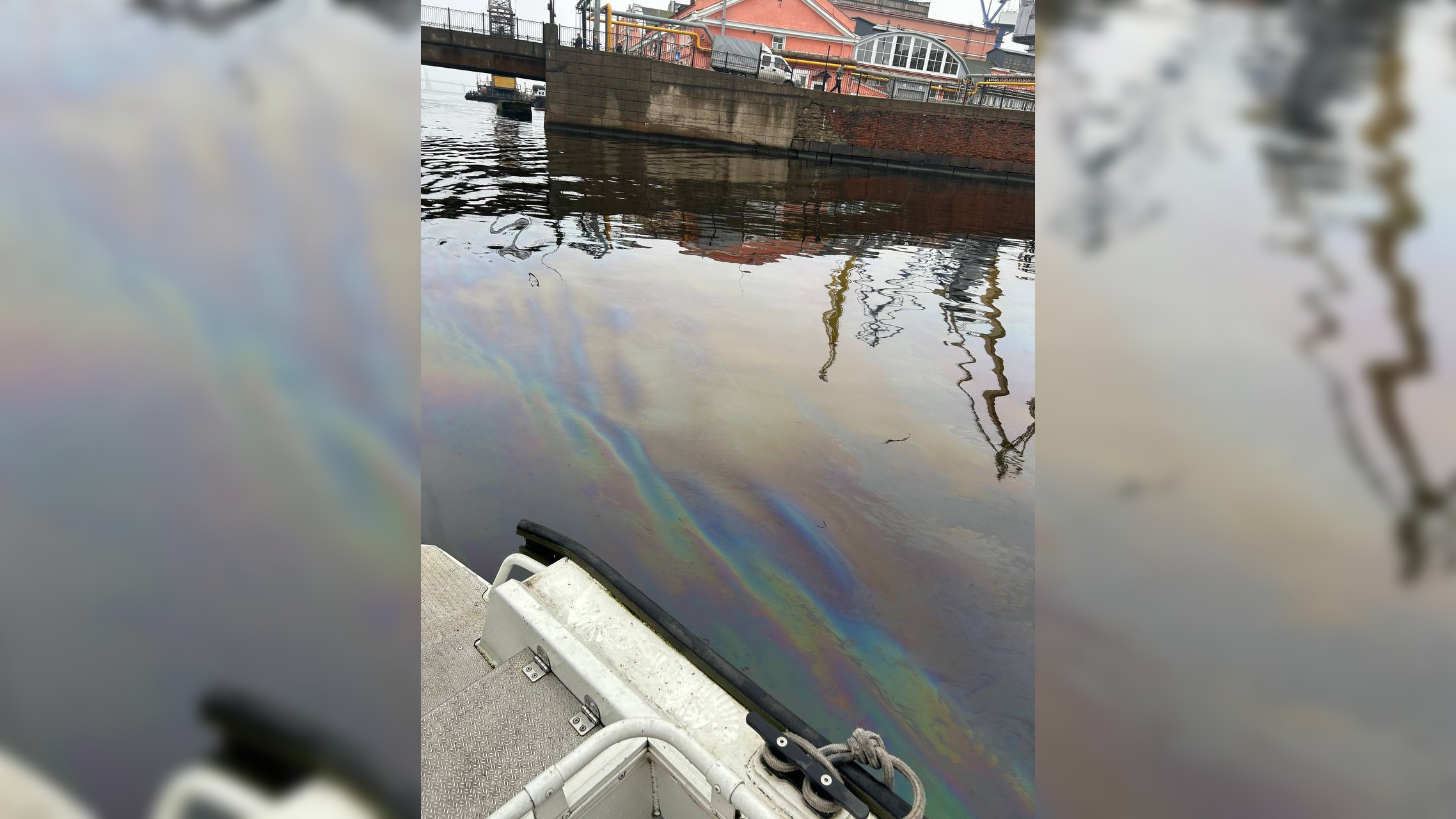 Прокуратура проводит проверку из-за разлива нефтепродуктов в акватории Фонтанки