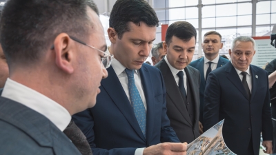 Антон Алиханов посетил стенд ГК «Полипласт» на выставке «Химия-2025»