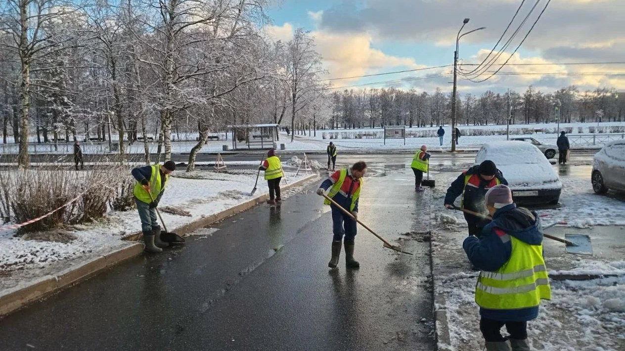 С последствиями первого снега в Петербурге разберутся больше 4 тысяч коммунальщиков