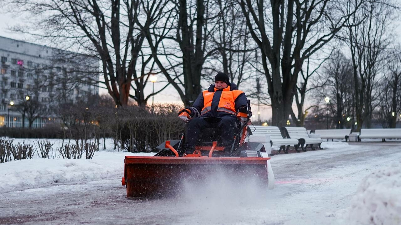 Петербургские дворники оседлали «гусениц»