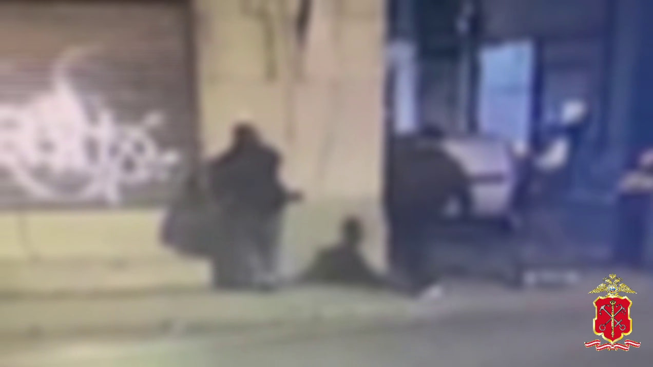 Юного граффиста задержали за запретный рисунок на памятнике у Апраксиного двора