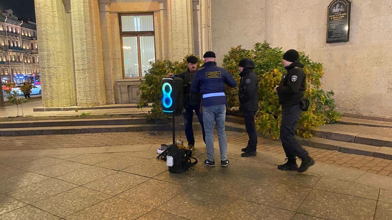 В Петербурге прошел рейд по уличным музыкантам: сколько нарушений нашли в культурной столице?