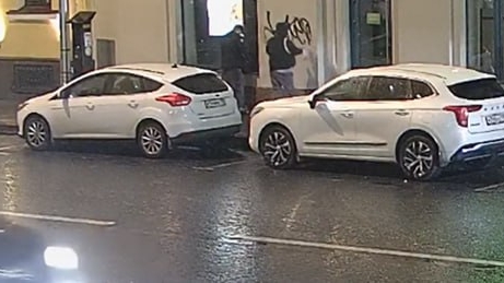 Петербуржцы не успели насладиться реставрацией «Доходного дома Бадаева»: вандалы опять напомнили о себе