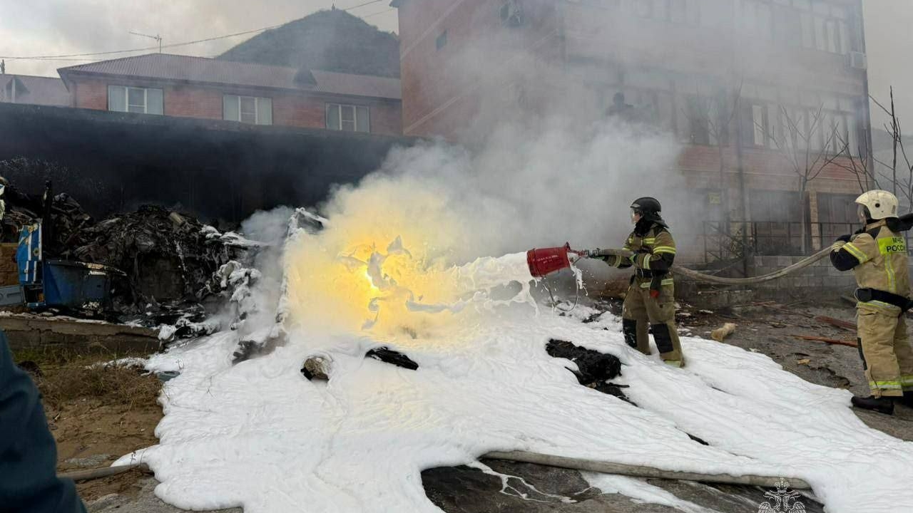 В сети появились кадры с места падения вертолета на частный дом в Дагестане