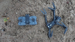 Петербуржцев напугала лежащая у ЖК игрушка, похожая на БПЛА