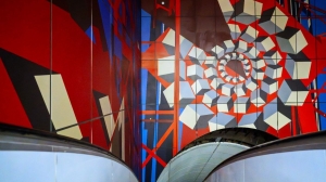 Вестибюль «Путиловской» украсили масштабным панно с абстракциями