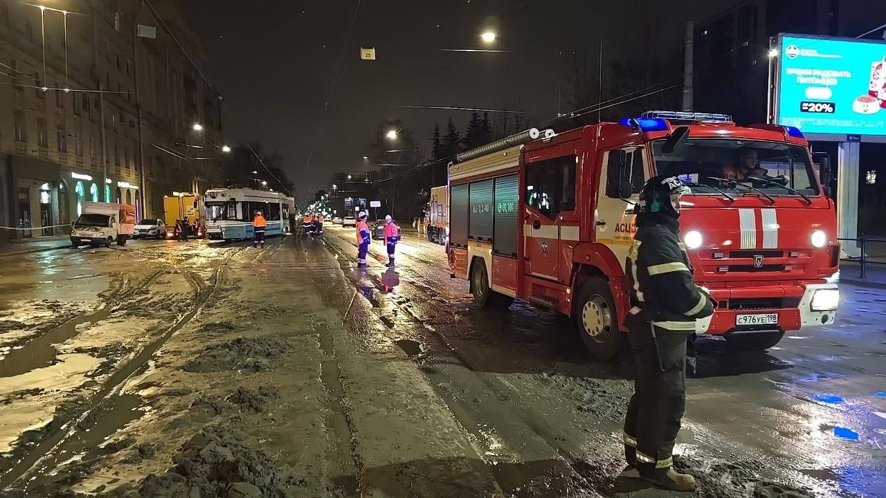 Огромная яма, вода и песок: на Светлановской площади ликвидируют серьезный прорыв трубы