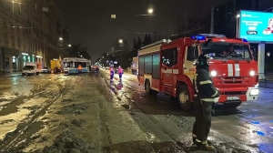 Огромная яма, вода и песок: на Светлановской площади ликвидируют серьезный прорыв трубы
