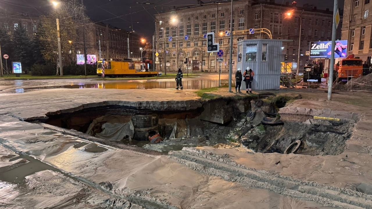 Огромной ямой после прорыва трубы на Энгельса заинтересовалась прокуратура