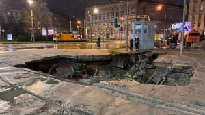 Огромной ямой после прорыва трубы на Энгельса заинтересовалась прокуратура