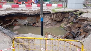 От 30 до 40 «квадратов»: специалисты установили размеры ямы, возникшей на Энгельса после прорыва труб