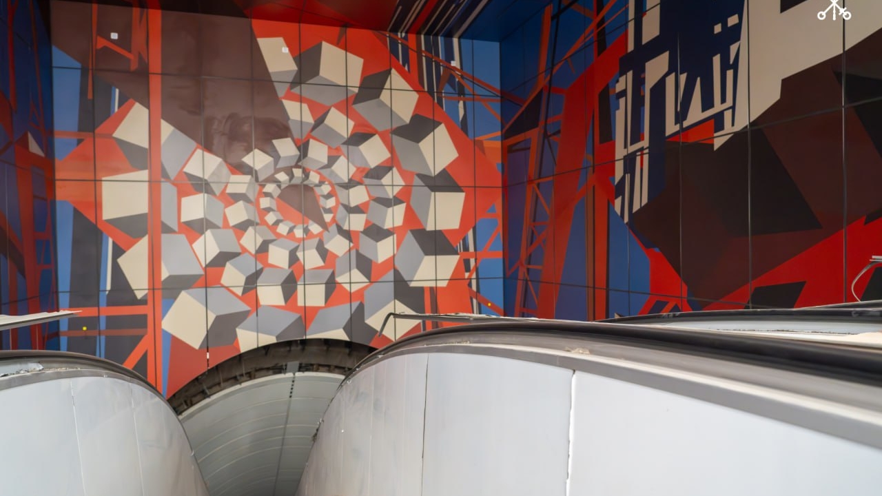 Отображает историю завода: на станции «Путиловская» появилось красочное панно