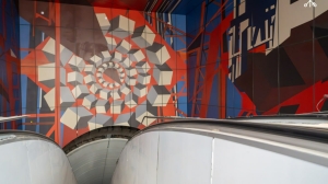 Отображает историю завода: на станции «Путиловская» появилось красочное панно