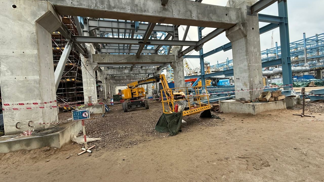 На стройплощадке в Усть-Луге сварщика насмерть придавило люлькой подъемника