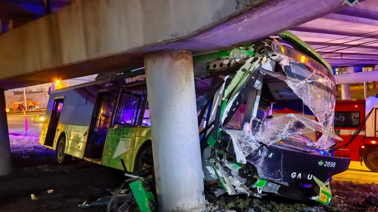 После ДТП с автобусом в Челябинске госпитализировали 12 человек: что известно?