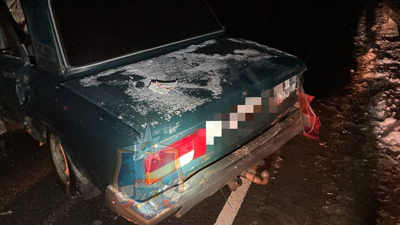 Лобовое столкновение ВАЗа с грузовиком под Петербургом обернулось смертью водителя