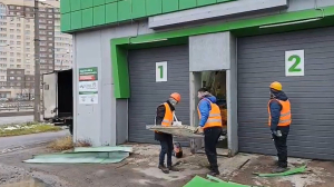 Размещенный без разрешения автосервис на Дальневосточном проспекте разберут на детали