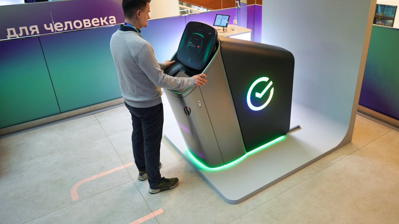 Сбер разработал банкомат с двумя экранами и сканером здоровья