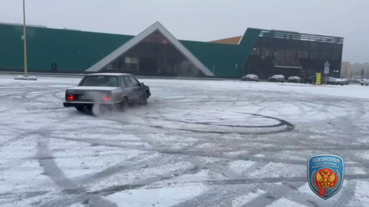 Веселый дрифт у ТЦ в Петербурге обернулся третьим уголовным делом за опасное вождение
