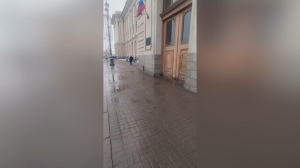 Непроходимую лужу у Академии художеств отвели в канализацию