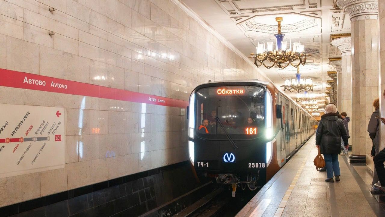 Новый «Балтиец» в коричневой ливрее начал обкатку на «красной» ветке