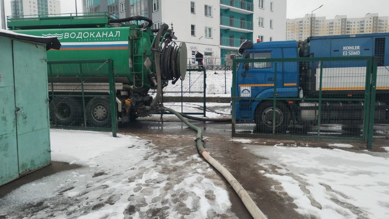 Жители аллеи Евгения Шварца кошмарят петербургский Водоканал своими тряпками