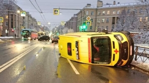 Петербургская прокуратура показала лежачий реанимобиль в Колпино