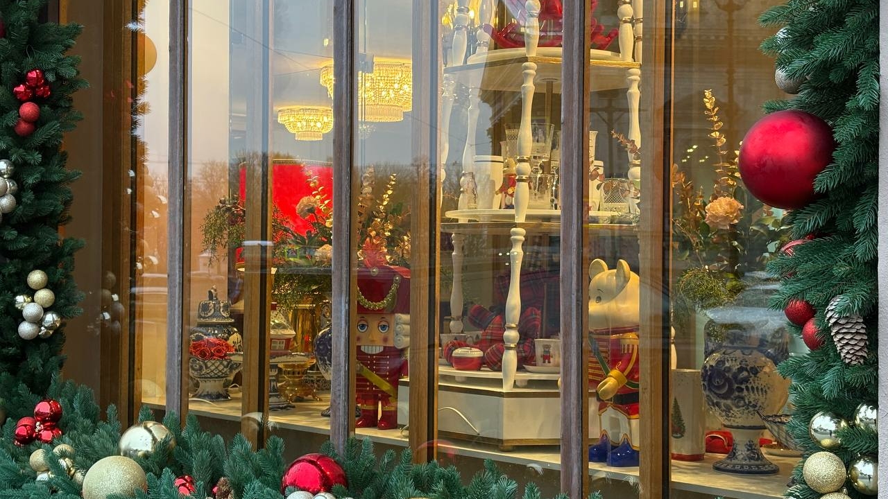 Украшать витрины в Петербурге к Новому году предложили по гайду