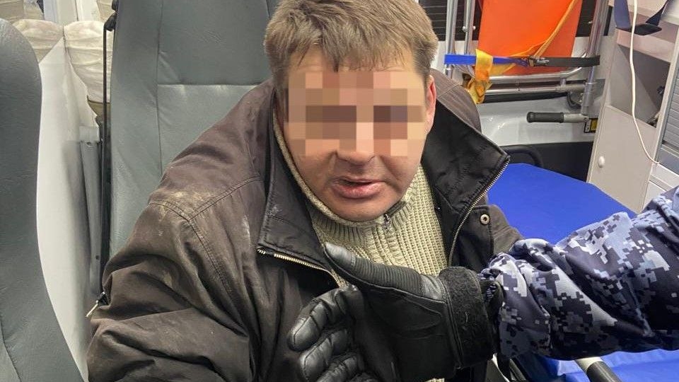 В Петербурге задержали нетрезвого пациента, ударившего в лицо медработницу в автомобиле «скорой»