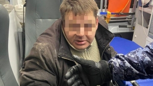 В Петербурге задержали нетрезвого пациента, ударившего в лицо медработницу в автомобиле «скорой»