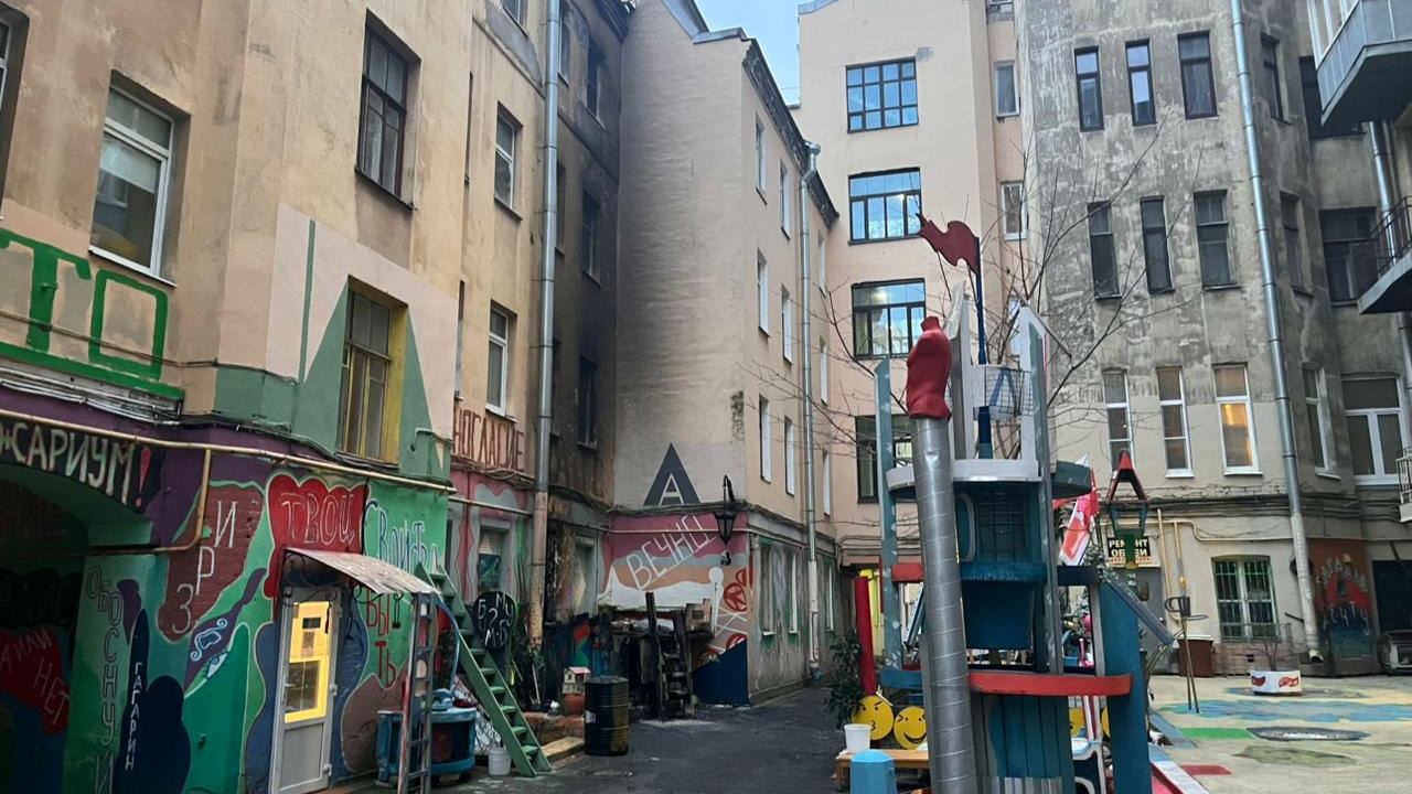 Сгорела только снаружи: петербуржцам показали состояние мастерской художника Искандаряна после пожара