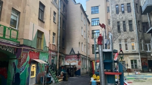 Сгорела только снаружи: петербуржцам показали состояние мастерской художника Искандаряна после пожара