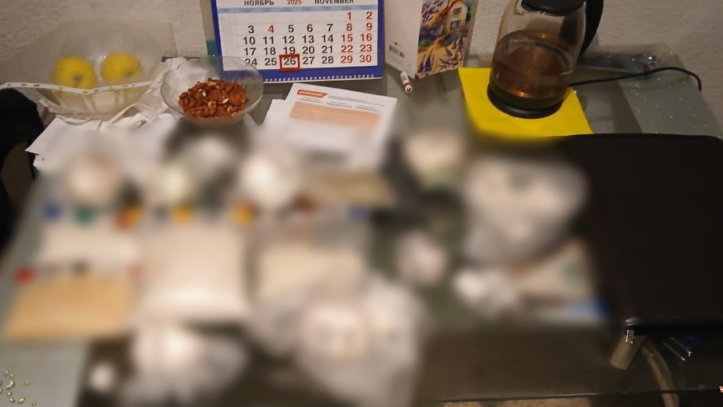 От грамм до килограмм: у задержанного с «весом» петербуржца в квартире нашли десятки пакетов с «запрещенкой»