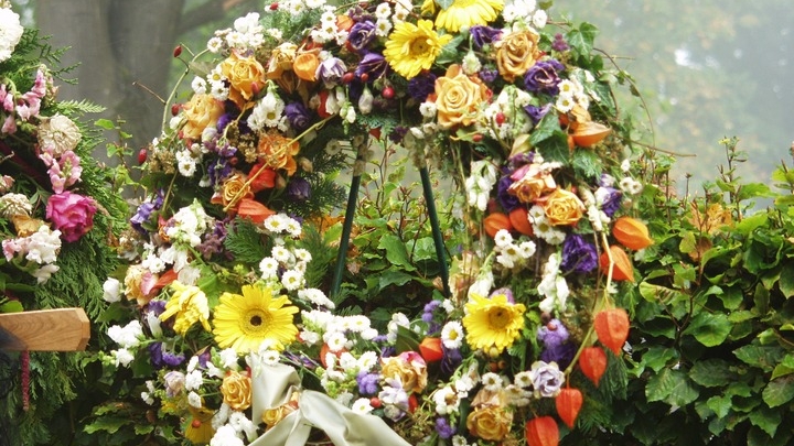 На ритуальные возложения цветов и венков в Петербурге потратят 6 млн