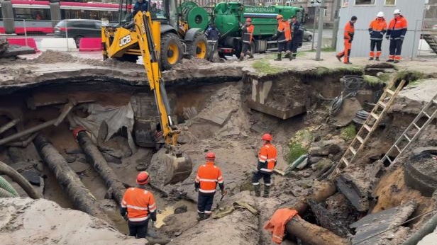 В образовавшейся на Энгельса дыре приступили к починке прорвавшихся труб