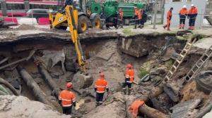 В образовавшейся на Энгельса дыре приступили к починке прорвавшихся труб