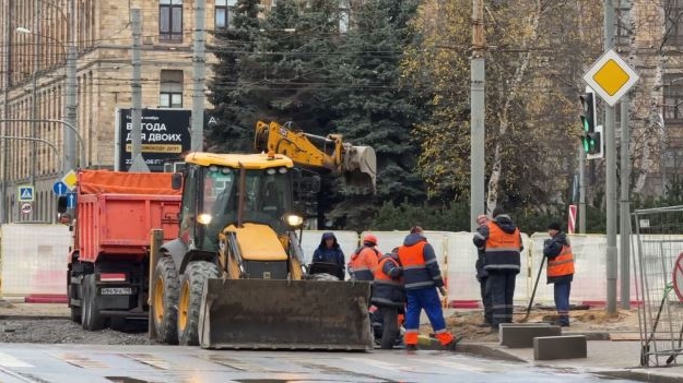 На Энгельса заделывают огромную яму после прорыва труб — движение откроют 13 ноября