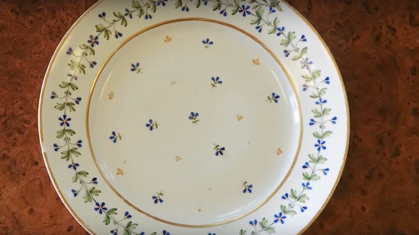 Тарелку из фарфорового сервиза Павла I передали музею-заповеднику «Павловск»