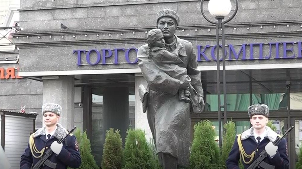 У памятника погибшим в блокаду милиционерам на Стачек возложили цветы