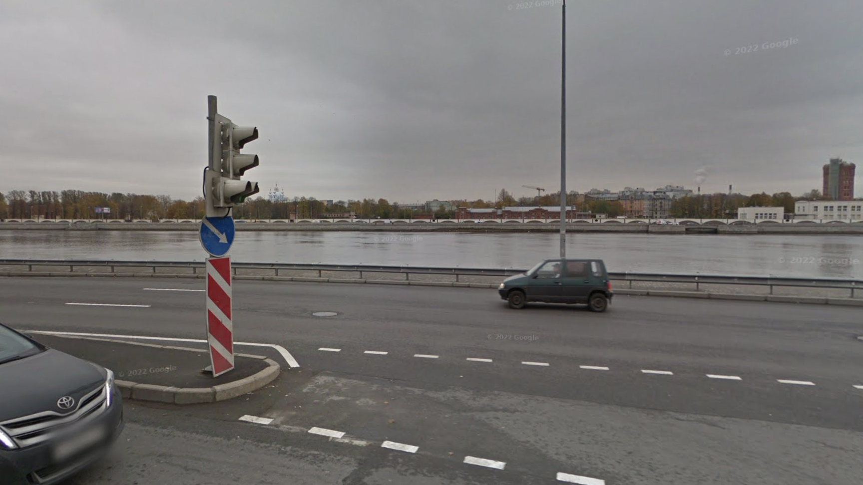 Бросил жену с детьми в машине, а сам упал в Неву: как водитель Porsche Cayenne убегал от ДПС