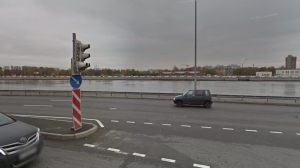 Бросил жену с детьми в машине, а сам упал в Неву: как водитель Porsche Cayenne убегал от ДПС