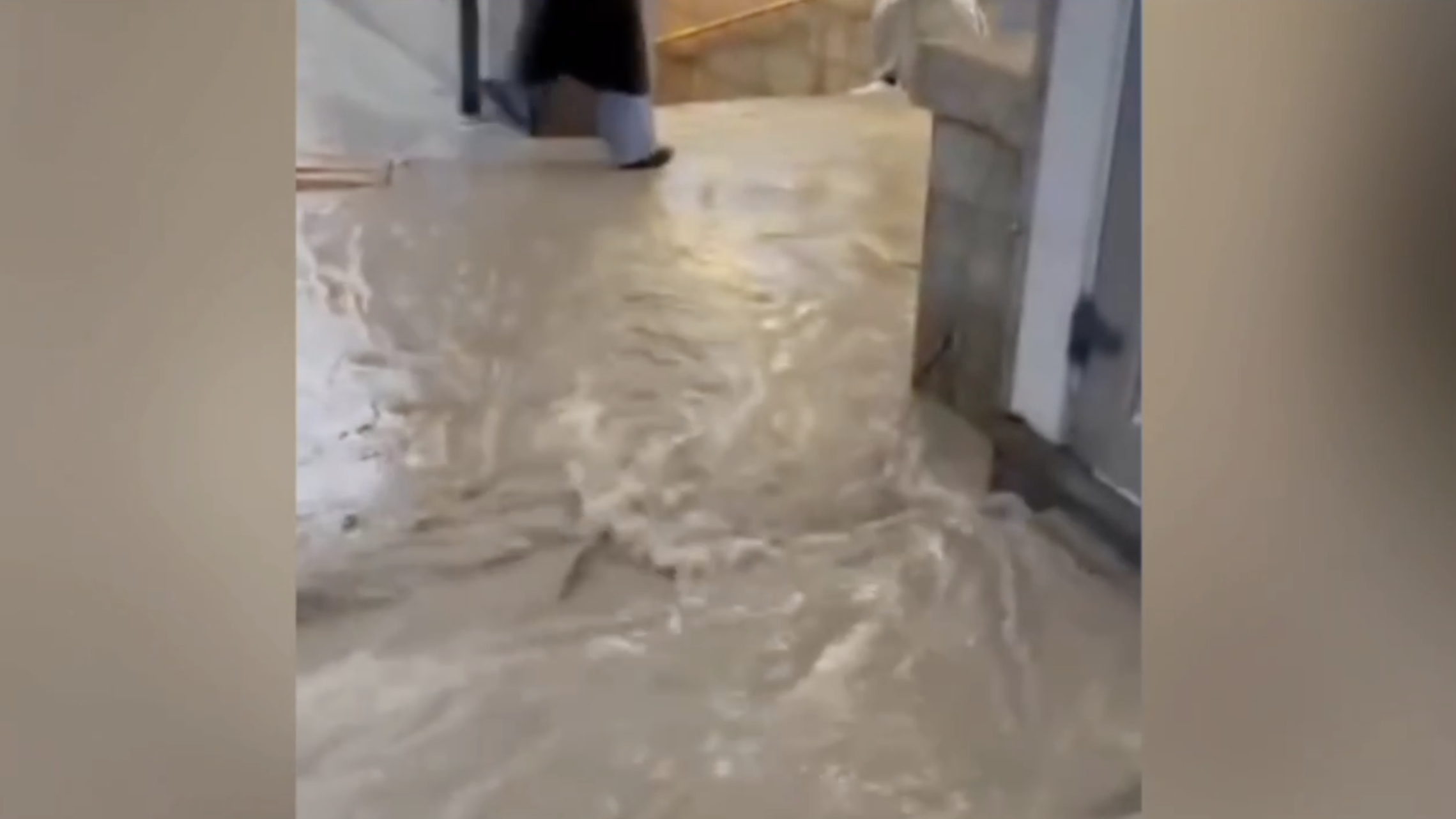 Прокуратура проводит проверку после потопа у метро «Девяткино»: видео