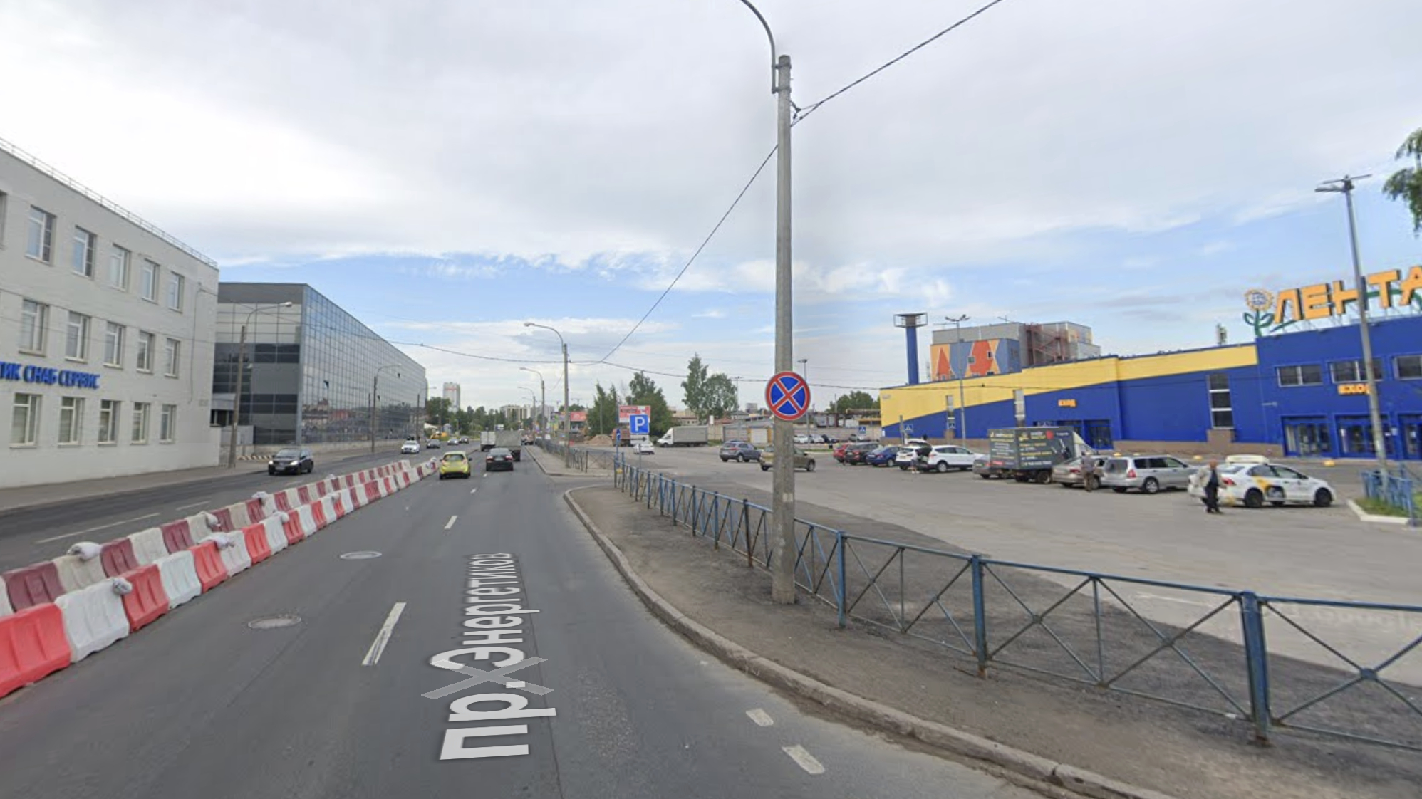 Ангар загорелся по всей площади на Энергетиков