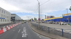 Ангар загорелся по всей площади на Энергетиков