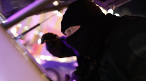 Полиция во время рейда в центре Петербурга задержала нелегалов, владельцев фальшивых «корочек» и оружия