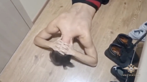 Появилось видео задержания в Петербурге парней за пособничество мошенникам из Украины