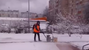 Снегопад заставил петербургских дворников чистить территорию возле метро
