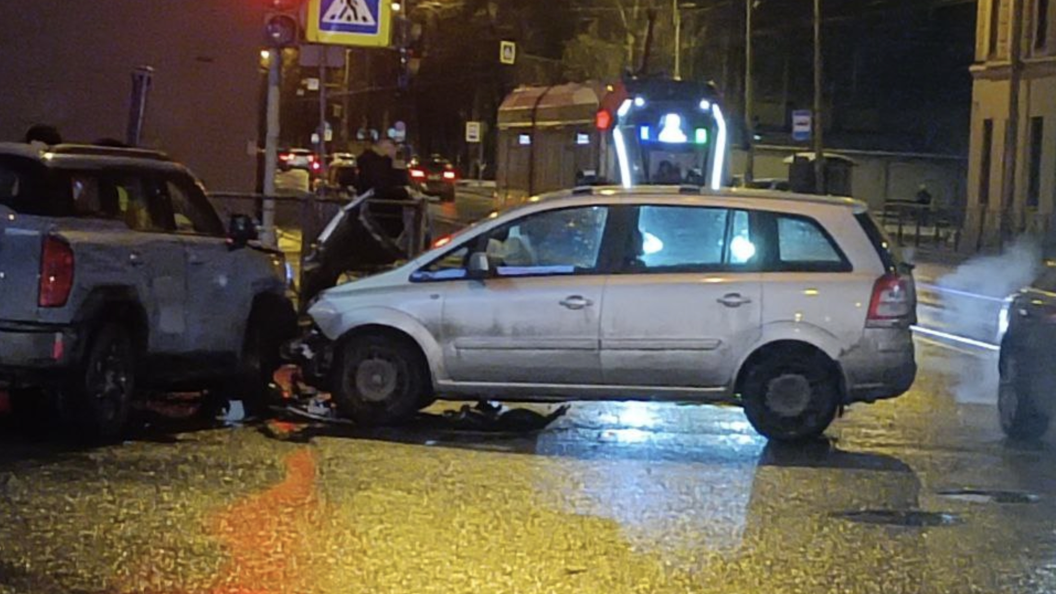 Пахнет гарью: на место аварии на Кондратьевском приехали две «скорых», МЧС и ДПС