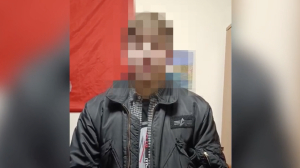 Пьяный подросток в компании друга разбил окно в автобусе на Богатырском: видео